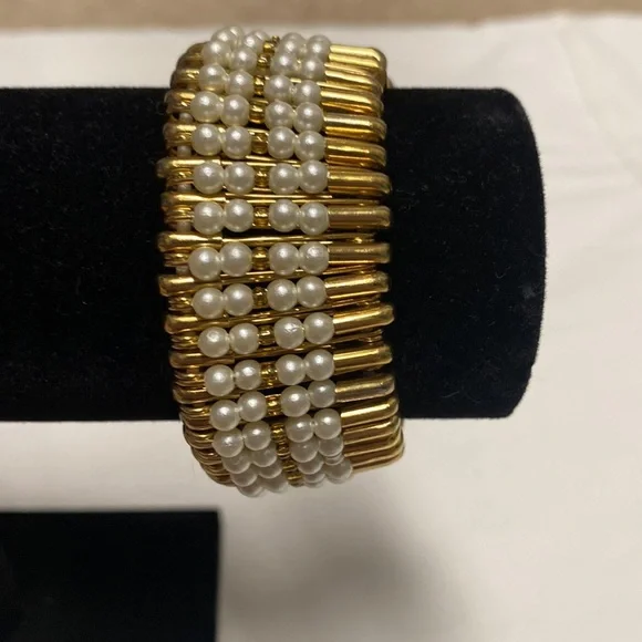 Antique style handmade Bracelet with gold tone safety pins and pearl beads - Picture 2 of 4